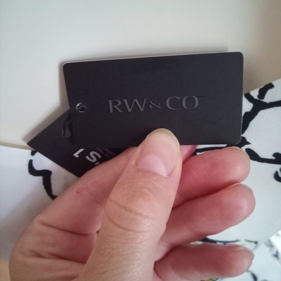 RW&CO. Cream Fitted Sleeveless Tank Top - Picture 2 of 3